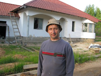 Василий Голуб строит дом